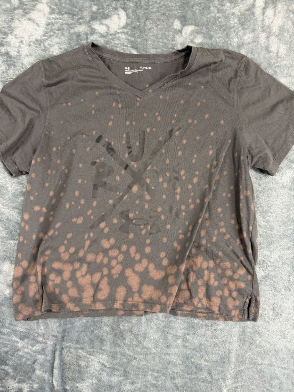 Under Armour Womens  Bleach Splatter Run Graphic V-Neck T-Shirt XL